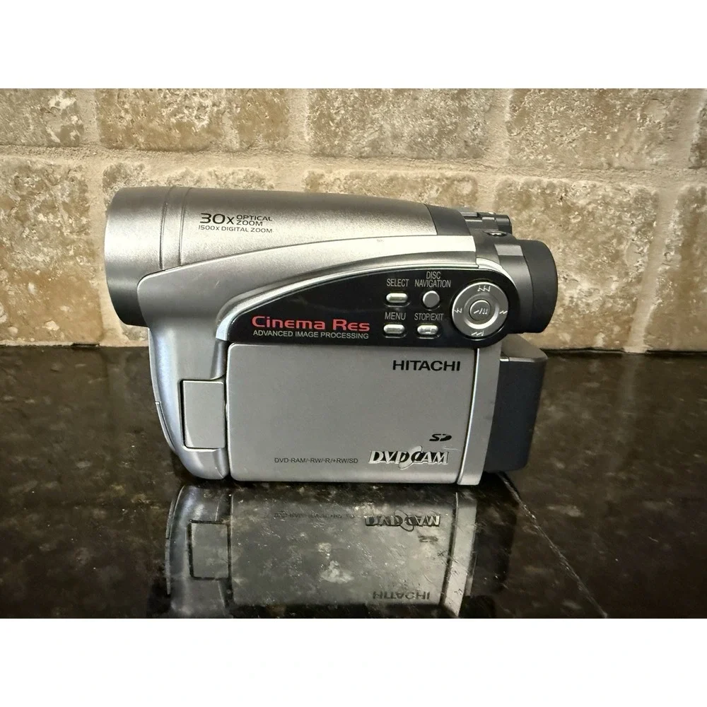 Hitachi DVD Camcorder with‎ 30x Optical Zoom, Charger, Tested Works
